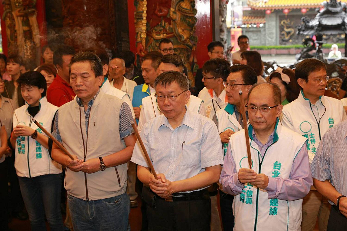 柯文哲與洪士奇等人赴松山奉天宮上香祈福。 圖：洪士奇競選辦公室/提供