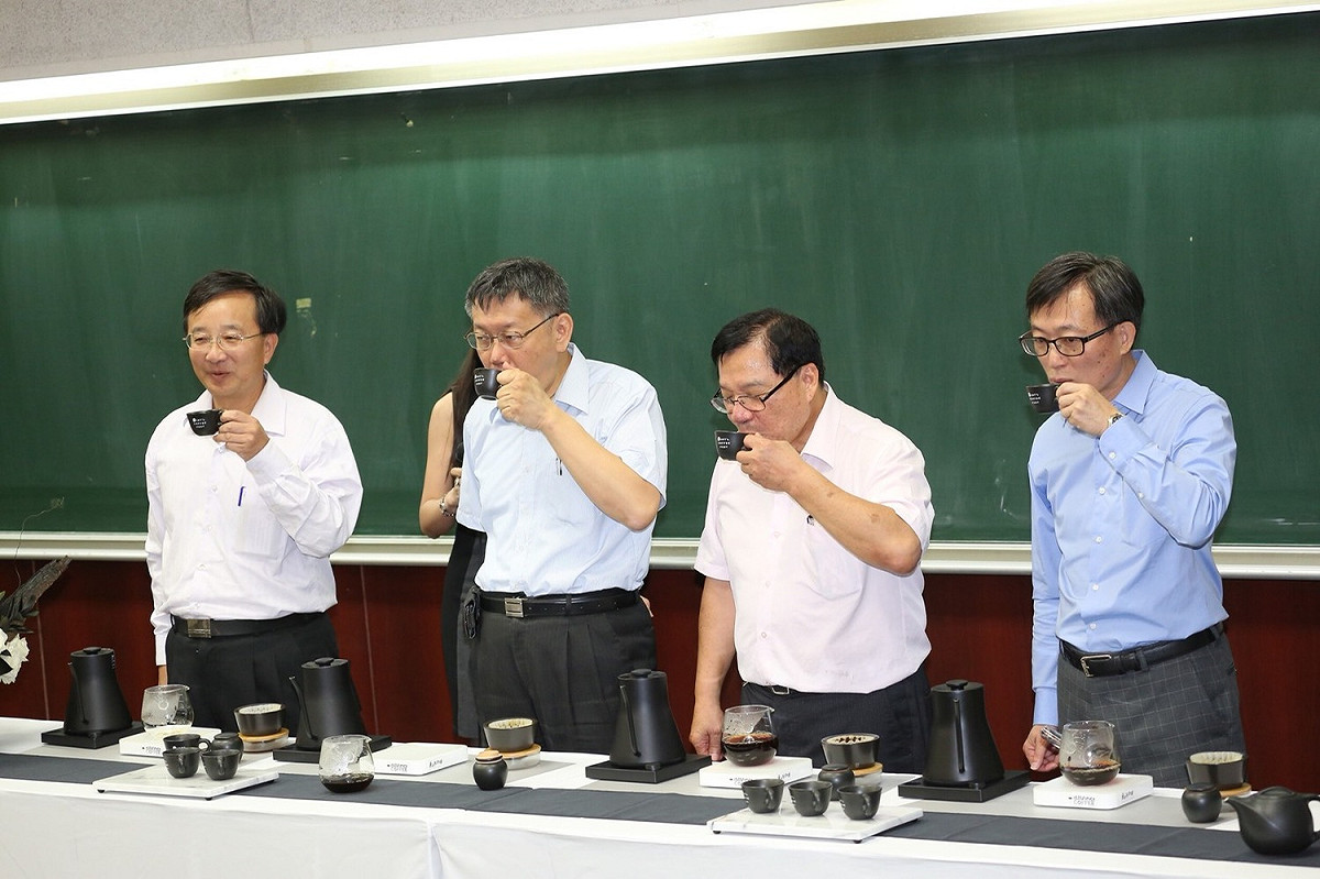 台北市長柯文哲今日上午前往台灣大學參加2018台北國際咖啡節活動。 圖：台北市政府提供