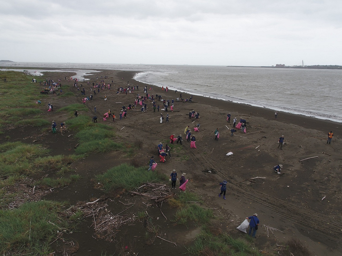 歐盟創辦「歐盟氣候變遷行動週」，今年在世界各地超過40個國家舉行淨灘活動。 圖：歐洲經貿辦事處/提供
