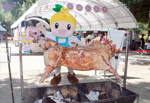 去年最受歡迎的「火夯大豬鬥陣品嘗」，也沒有在今年的活動中缺席。 圖：高雄市政府