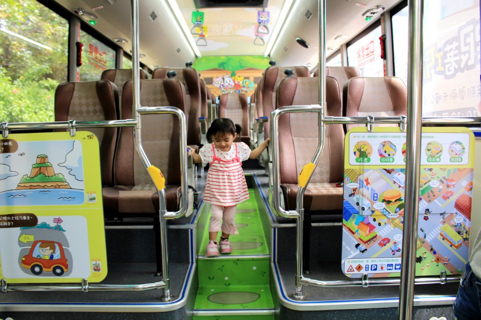 女童在公車上誤投1千元，受暖心司機幫助破涕為笑，此為示意圖。 圖：高雄市政府交通局/提供