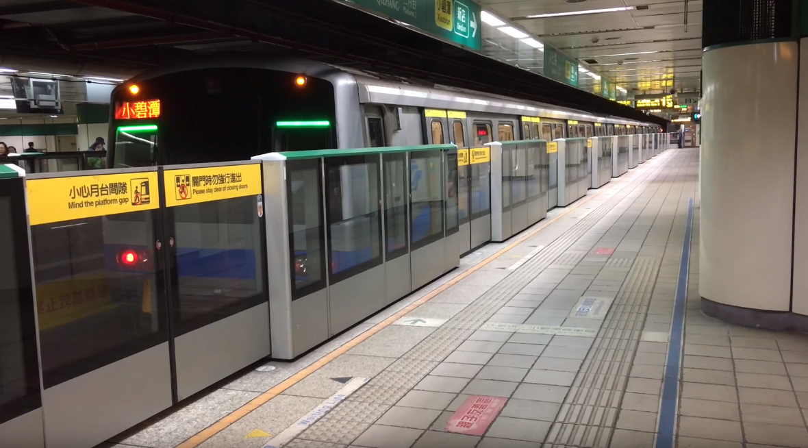 台北捷運公司今天表示，針對初期通車路線共58個車站進行增設月臺門，採用逐年建置陸續完工啟用方式。 圖：翻攝自youtube