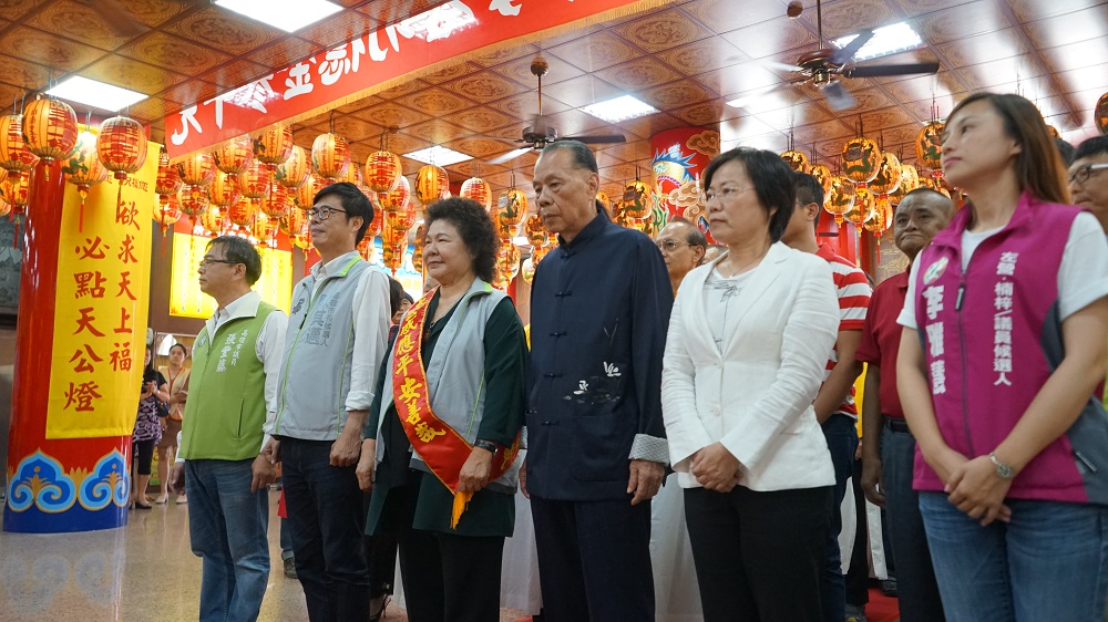 高雄市長候選人陳其邁今天與總統府秘書長陳菊，一同前往左營區元帝廟、新庄仔天公廟參拜。 圖：陳其邁競選辦公室/提供