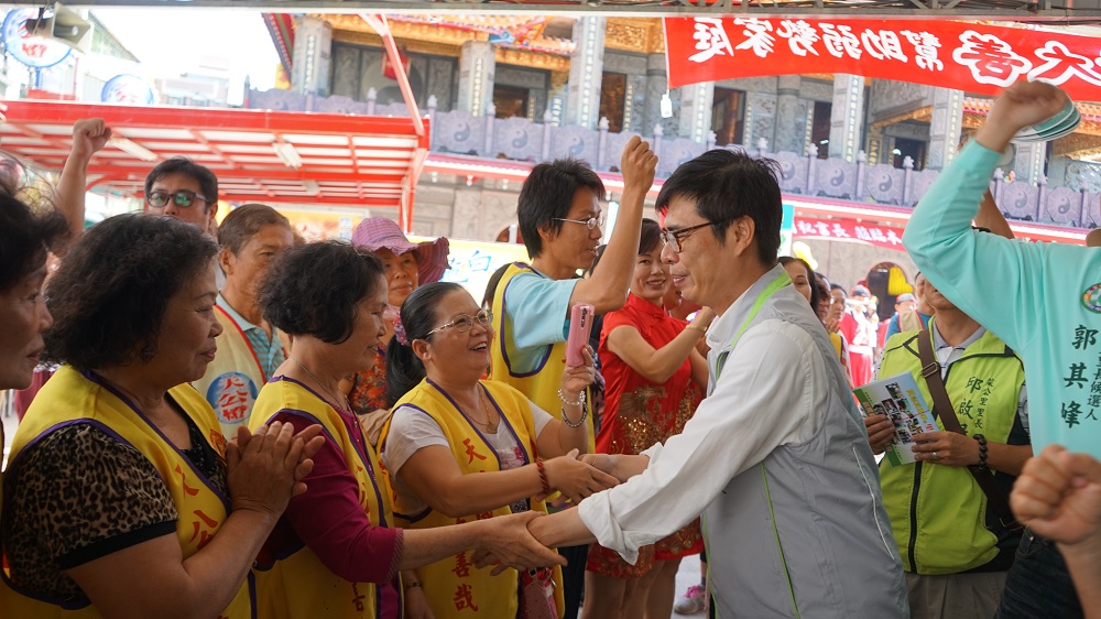 高雄市長候選人陳其邁今天與總統府秘書長陳菊，一同前往左營區元帝廟、新庄仔天公廟參拜。 圖：陳其邁競選辦公室/提供