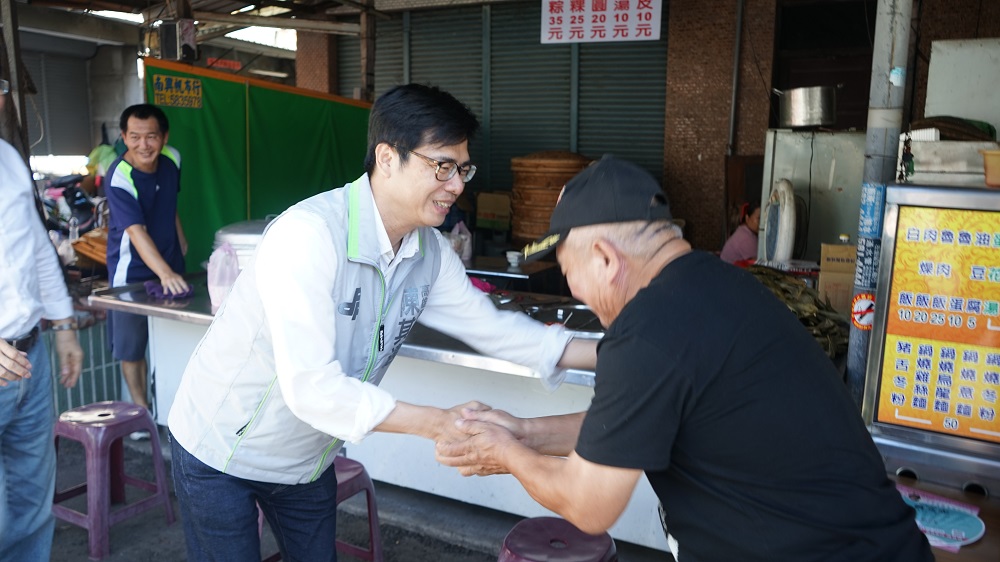 高雄市長候選人陳其邁今天與總統府秘書長陳菊，一同前往左營區元帝廟、新庄仔天公廟參拜。 圖：陳其邁競選辦公室/提供