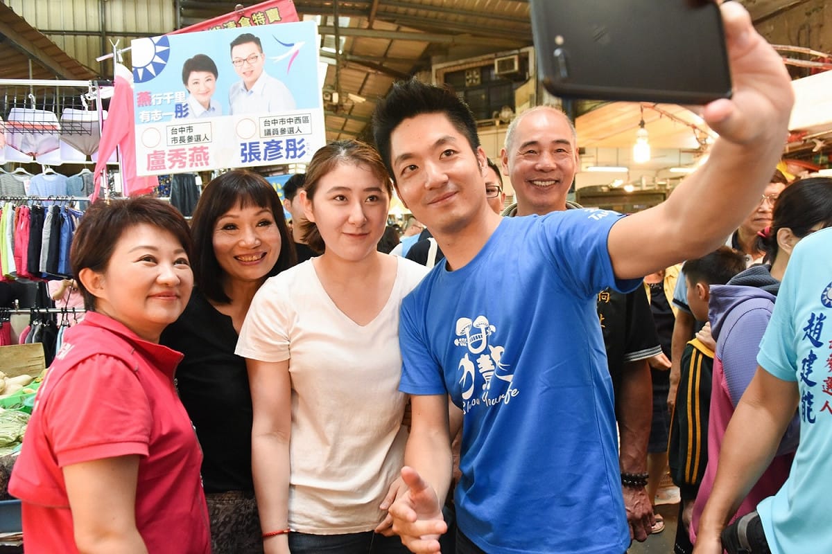 蔣萬安人氣旺，不少粉絲要求合影留念。 圖：盧秀燕競選總部/提供