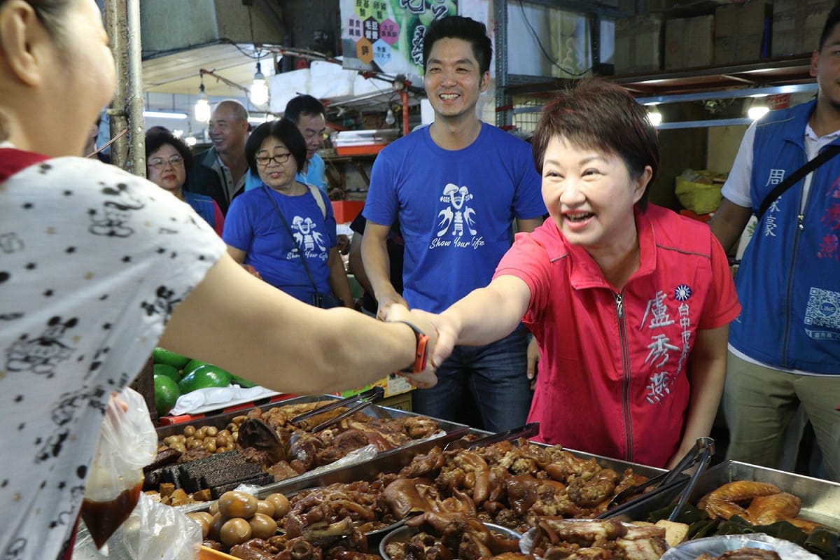 蔣萬安陪同盧秀燕到向上市場拜票。  圖：盧秀燕競選總部/提供