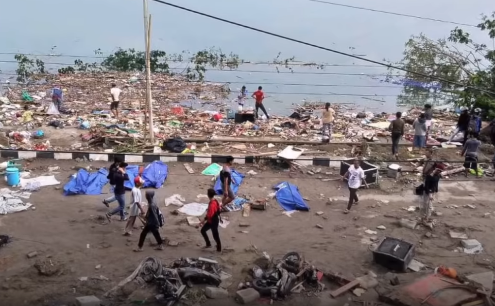 印尼蘇拉威西島昨天發生7.5強震，印尼當局今天表示，地震海嘯罹難人數今天升達384人。 圖：翻攝自youtube