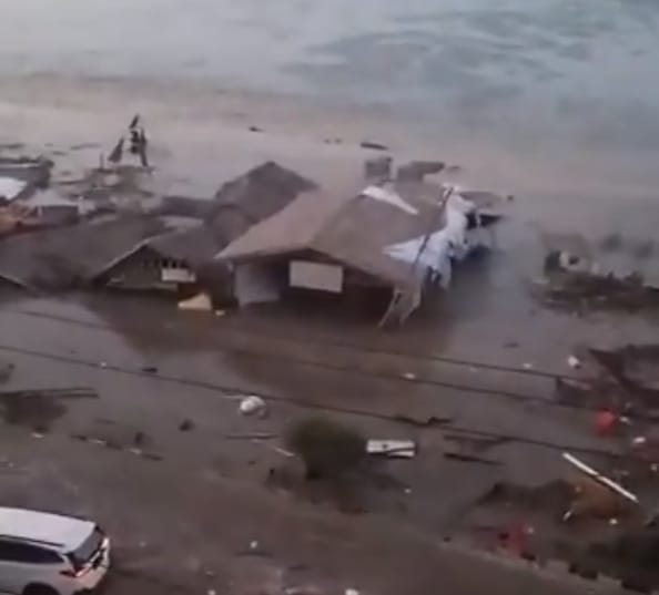 印尼蘇拉威西島昨(28)日發生連續強震，地震引發海嘯，重創當地。 圖：翻攝推特