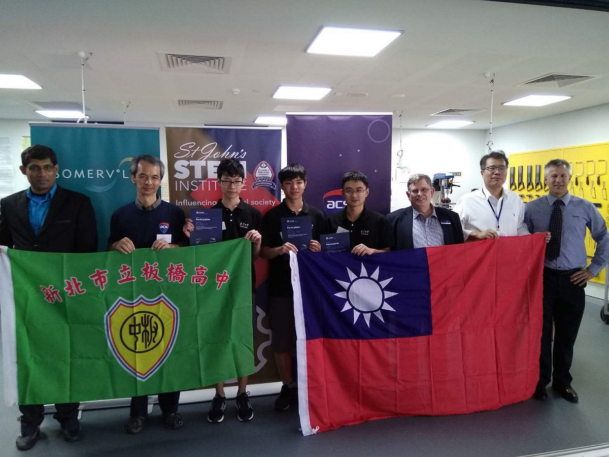 板中兩名學生表示，感謝新北市府與板橋高中提供豐富的學習資源，例如，高一時曾參加板中與輔仁大學專案合作的「程式設計先修班」（AP課程） ，並已考過APCS（大學程式設計先修檢測） ，已能運用C語言、C++及Python來解決問題，培養良好的程式設計能力。 圖：翻攝自郭兆平臉書