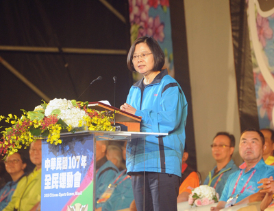 107年全民運動會開幕典禮29日晚間在苗栗縣登場，總統蔡英文（中）出席表示，希望透過這項賽事鼓舞國內運動風氣、提升國人健康，並感謝苗栗縣政府全體總動員主辦這項體育盛事。 圖：中央社
