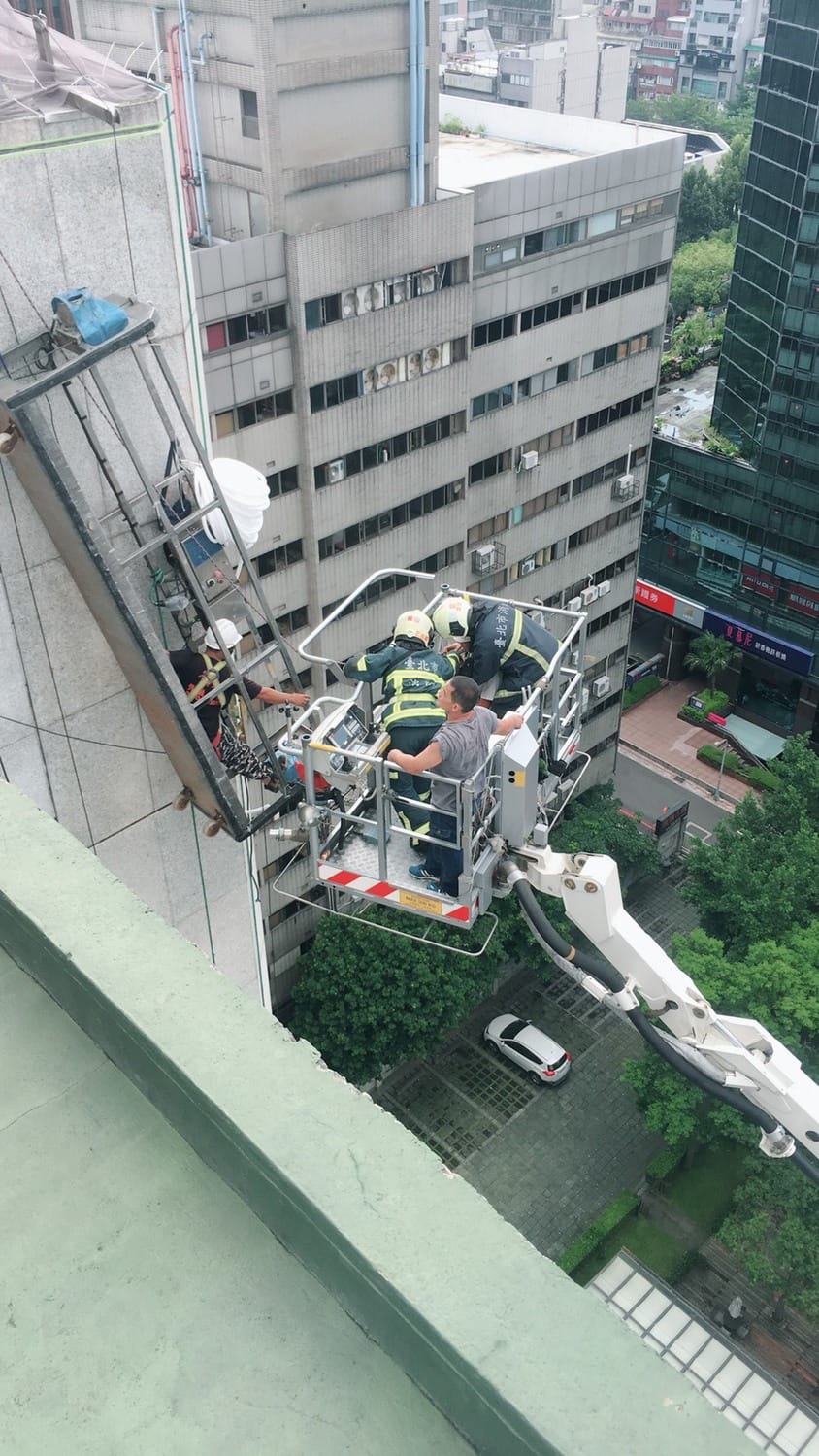 3名工人卡在13樓高空，警消緊急救援。