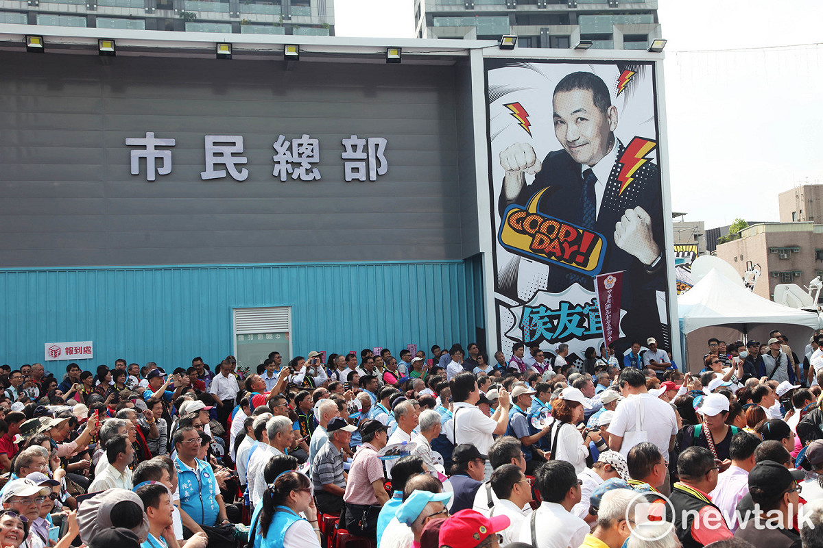 侯友宜說他用市民總部和市民報告，希望市民把這裡當成自己的家，常常來坐坐溝通感情。 圖：林昀真／攝