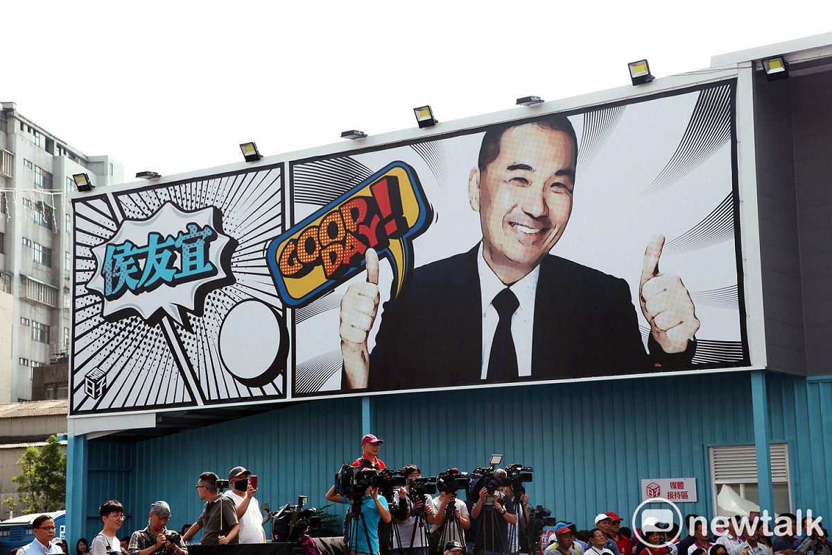 侯友宜競選總部大膽運用漫畫風，結合候選人形象做設計。 圖：林昀真／攝