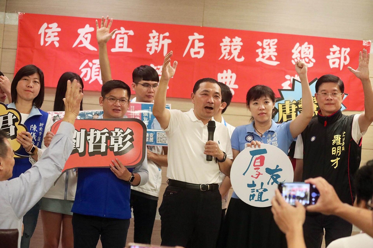 國民黨新北市長參選人侯友宜今（30日）下午為新店區競選總部幹部授證。 圖：侯友宜競選辦公室/提供