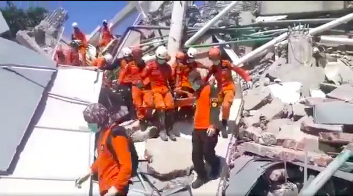 位於重災區巴路市（Palu）的羅亞羅亞酒店（Roa Roa Hotel），傳出有將近60人遭活埋。 圖：翻攝自印尼國家災害應變總署發言人twitter