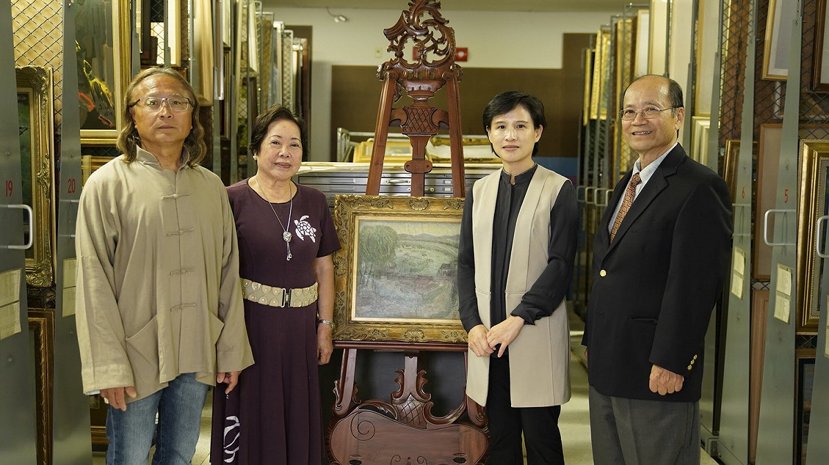 鄭麗君部長、許照信董事長（右1）、許純真女士（左2）、陳飛龍館長（左1）於順天美術館館藏庫房。 圖：文化部提供