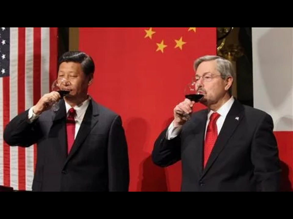 布蘭斯塔德（右）說：「美國政府實施關稅措施，是為了促使中國廢除不公平的政策，並開始讓美國和中國企業在平等條件下競爭。不幸的是，中國做出的回應，是進一步透過報復行動，來傷害美國勞工、農民和企業。現在他們還在我們的自由媒體上刊登宣傳廣告，加強霸凌的行動。」 圖：翻攝自Youtube