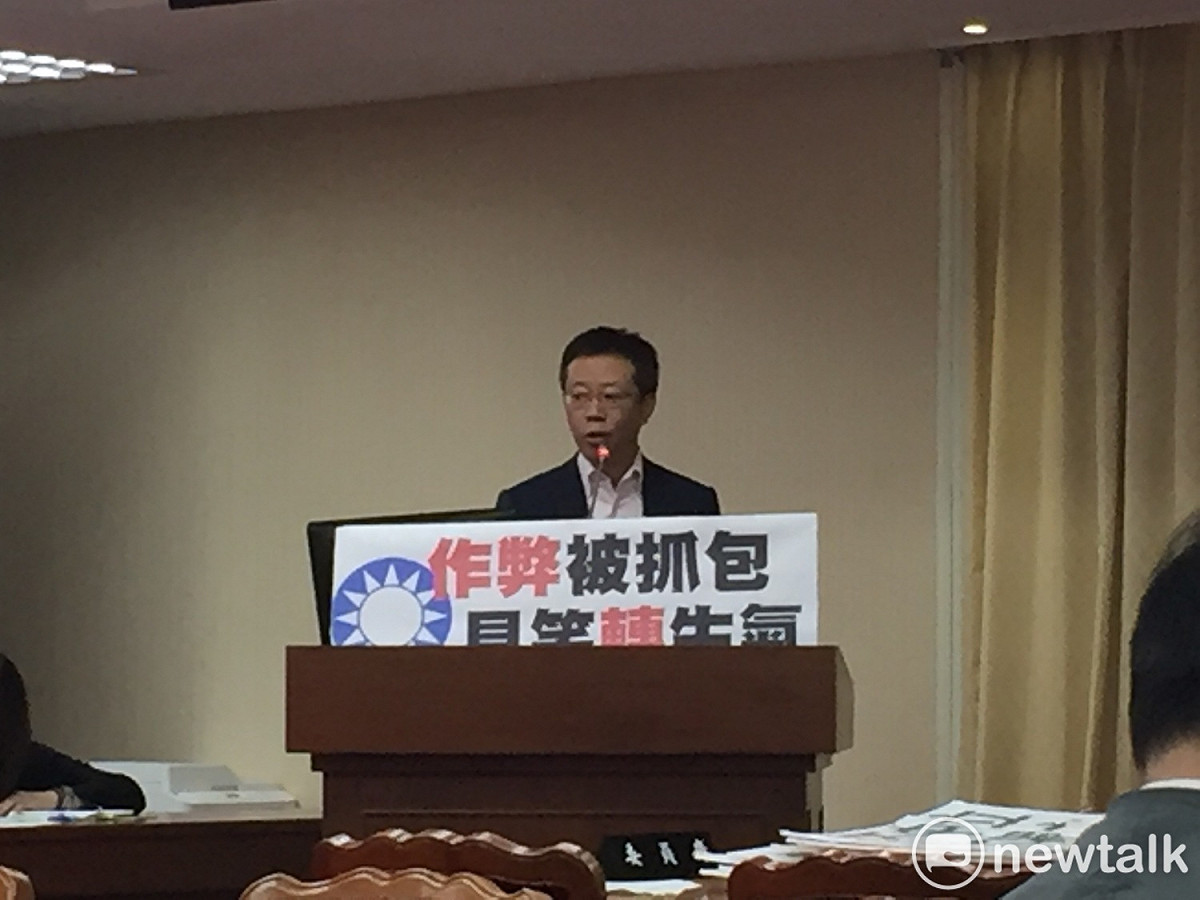 張宏陸質疑，這次公投提案有很多自然人身兼候選人身分，是否恐出現政黨介入的弊端？陳英鈐聞言後並未多做回應，僅說會密切觀察、仔細檢討。張宏陸提醒，由於政黨也可擔任捐助人，有可能大量政治獻金給身兼候選人的提案人進行操作。 圖：趙婉淳／攝