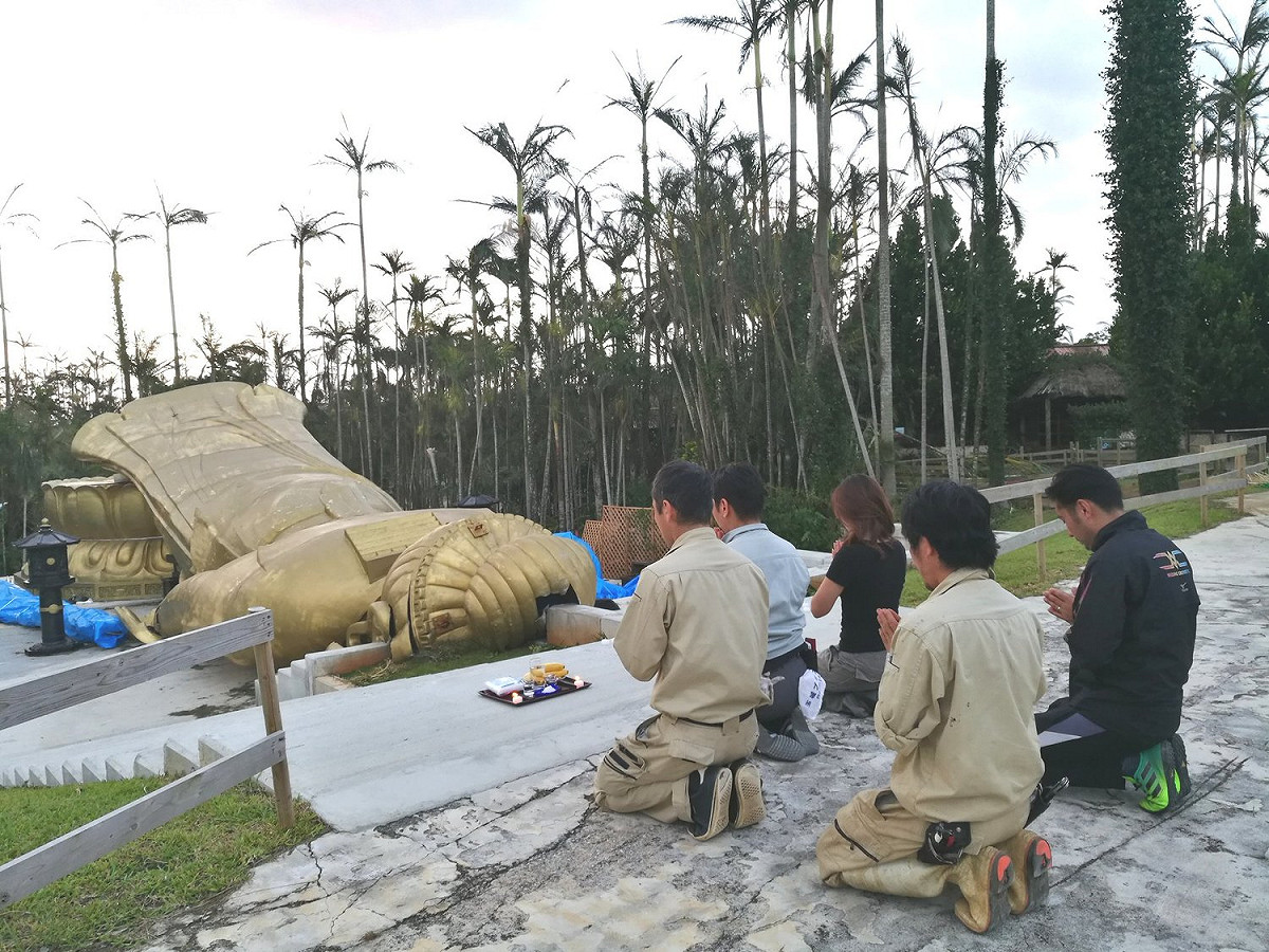 日本最大的觀音像「琉球金宮觀音菩薩」不敵潭美颱風，顏面著地。 圖：翻攝自東南植物楽園臉書粉絲頁