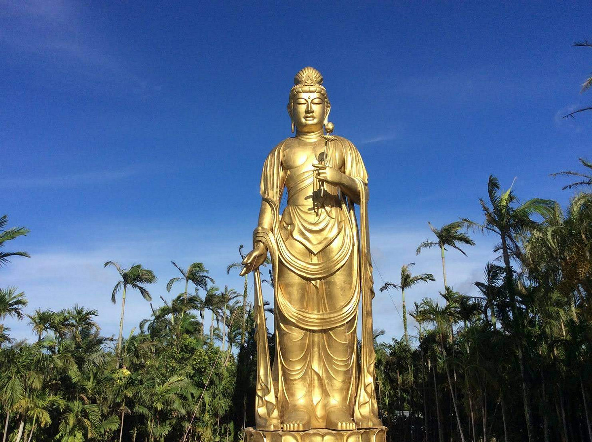 今年四月東南植物樂園獲贈的觀音像，現已倒塌，損失估計達一億日圓。 圖：翻攝自東南植物楽園臉書粉絲頁
