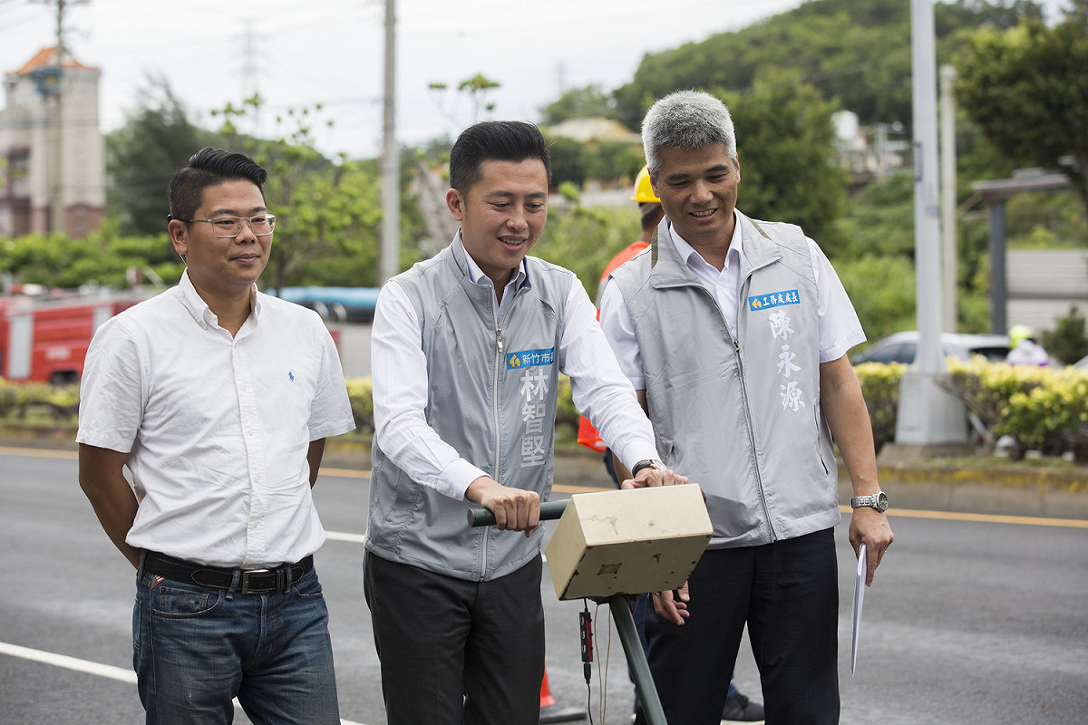 秉持市民小事就是市府大事的原則，林智堅積極打造有感施政，任內推動路平計畫，總面積突破200萬平方公尺，圖為今年6月20日林智堅在中華路五段，以高低平坦儀現場測視路平狀況。 圖：林智堅/提供