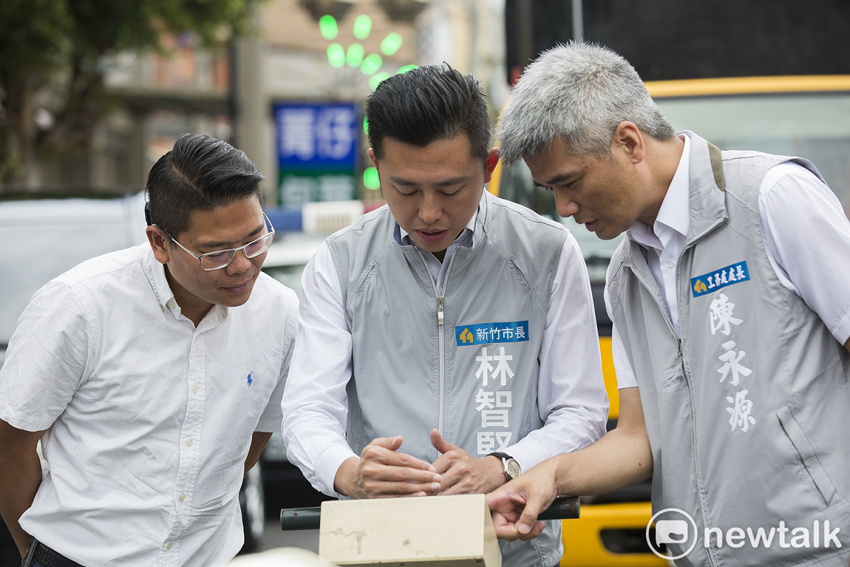 秉持市民小事就是市府大事的原則，林智堅積極打造有感施政，任內推動路平計畫，總面積突破200萬平方公尺，圖為今年6月20日林智堅在中華路五段，以高低平坦儀現場測視路平狀況。 圖：林智堅/提供