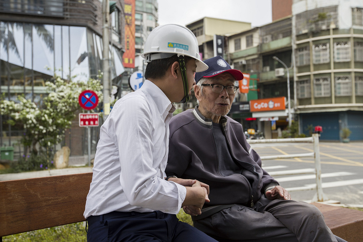 林智堅市長任內積極推動新竹之森計畫，在城市廊帶串聯長達4公里綠地，圖為今年4月11日林智堅赴改造後的隆恩圳視察，傾聽長輩想法。 圖：林智堅/提供
