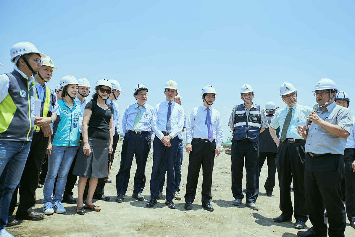 林智堅市長任內積極向中央爭取經費改造舊南寮漁港為新竹漁人碼頭，圖為今年7月28日賴清德院長、柯建銘總召等人赴南寮視察。 圖：林智堅/提供