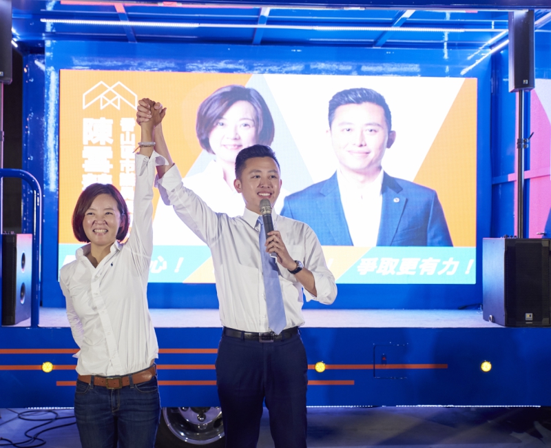 延續2014年創意精神，林智堅今年同樣以非傳統選戰模式，顛覆傳統造勢晚會，打造小智號行動宣講車，在新竹市街頭快閃。圖為林智堅替香山區議員候選人陳雪慧站台宣講。 圖：林智堅/提供