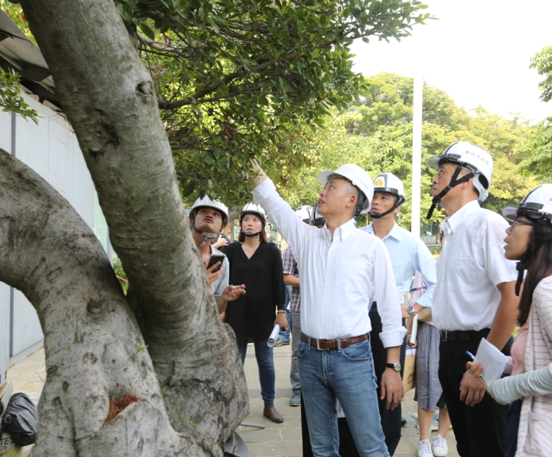 有感於過去管理不易、場域破碎，林智堅提出新竹公園改造計畫，向中央爭取4億元經費，其中麗池園林於9月29日完工啟用，圖為9月11日林智堅赴新竹公園視察。 圖：林智堅/提供