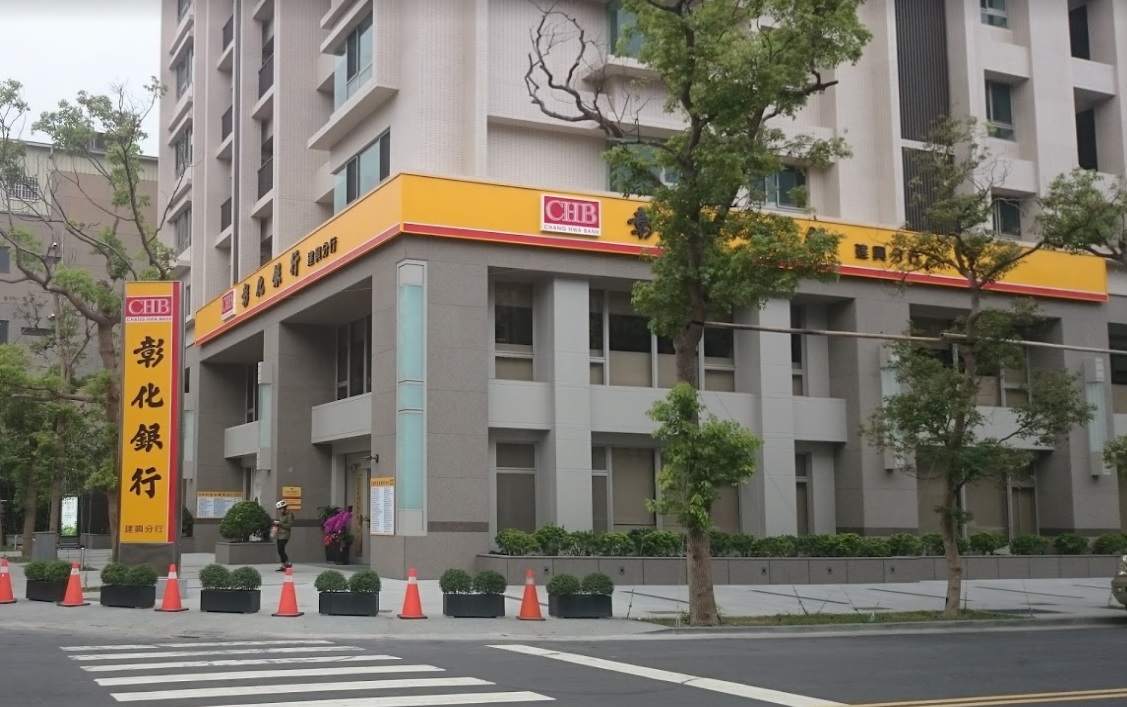 高雄三民區彰化銀行今( 1 )日發生一起搶案。 圖： 翻攝自Google街景圖。