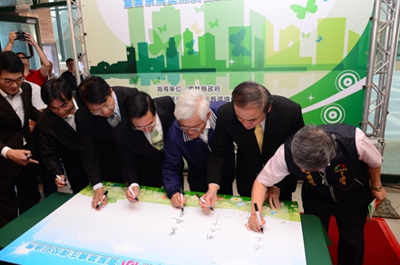 李進勇當選雲林縣長時，任內積極推動《雲林縣工商廠場禁止使用生煤及石油焦自治條例》。 圖：李進勇競選辦公室/提供