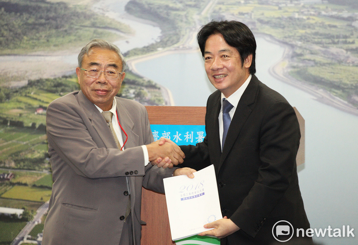 王文淵遞交工總2018經濟發展白皮書予行政院長賴清德，希望政府繼續積極改善投資環境，加速經濟發展。  圖：林昀真／攝