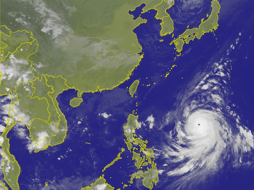 風康芮強度持續增強，暴風範圍也變大。 圖：翻攝中央氣象局