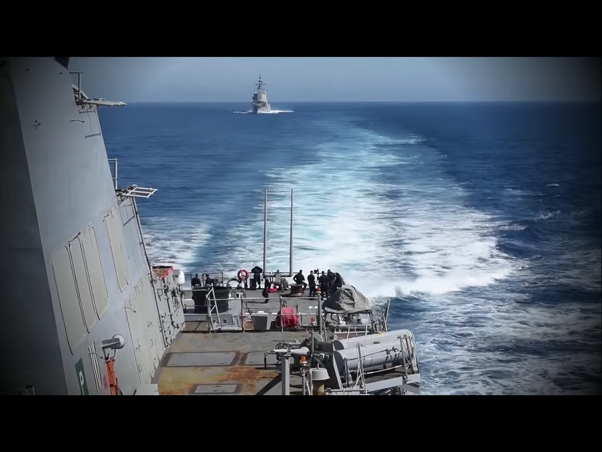 美國有線電視新聞網（CNN）引述美軍太平洋艦隊發言人布朗（Charles Brown）上校的聲明說：「一艘（解放軍）旅洋級驅逐艦在南中國海南薰礁附近，以不安全和不專業的動作駛近狄卡特號（USS Decatur）。」 圖：翻攝自Youtube