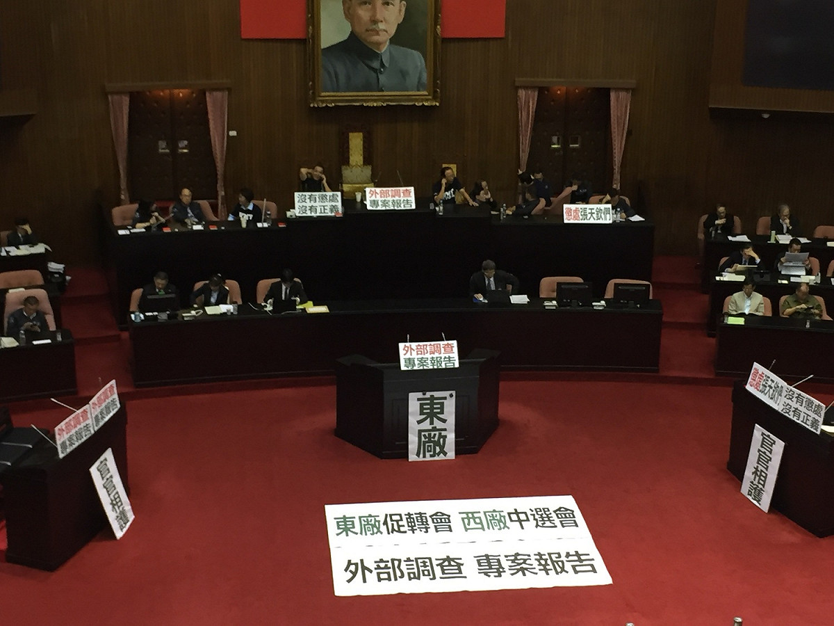國民黨團繼續佔據主席台杯葛議事。 圖：趙婉淳／攝