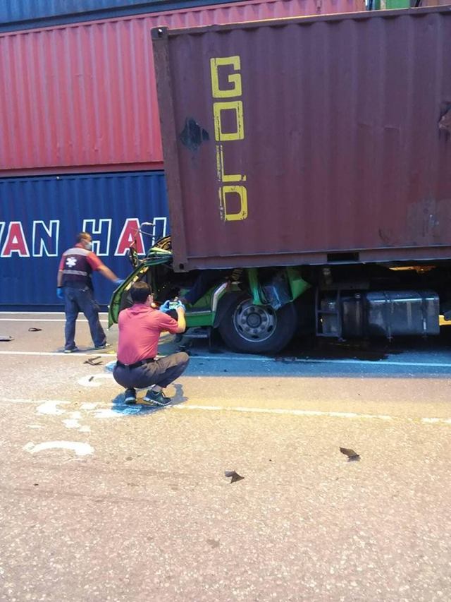 貨櫃壓扁車頭，造成司機死亡。 圖：翻攝爆料公社