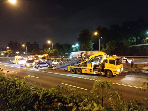 拖板車載大鋼樑自撞，20多根鋼樑衝飛國道對向車道，撞3車、傷4人。 圖：翻攝爆料公社臉書專頁