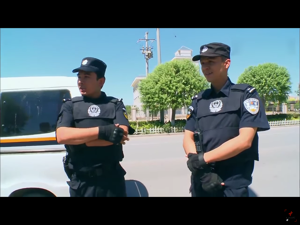 報導提到，在新源縣，當局出動數百名軍警將數千人從「去極端化教育中心」祕密轉移。在整個行動中，路人不準拍照，沿街窗戶必須關閉，所有私家機動車禁止上街。 圖：翻攝自Youtube