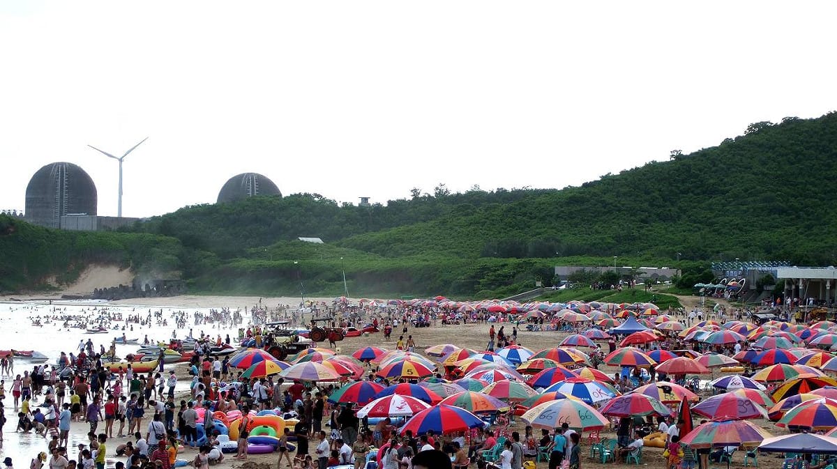 墾丁遊客聚集沙灘的景色。 圖：國立中興大學生科系林幸助教授／提供