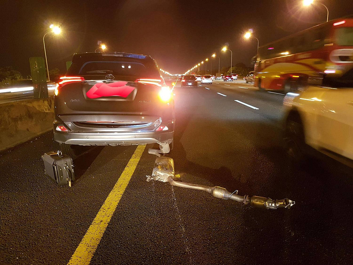 車輛撞上鋁梯造成車子底盤受損，就連排氣管也毀損掉落。 圖：翻攝臉書社團「爆料公社」