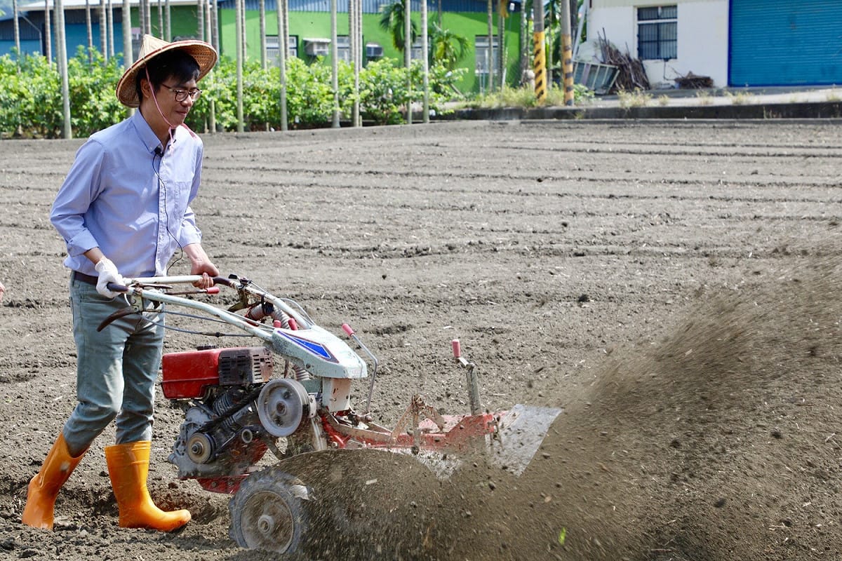 民進黨高雄市長候選人陳其邁今（2）日參觀美濃區農會，體驗播種機種植紅豆。 圖/陳其邁選辦