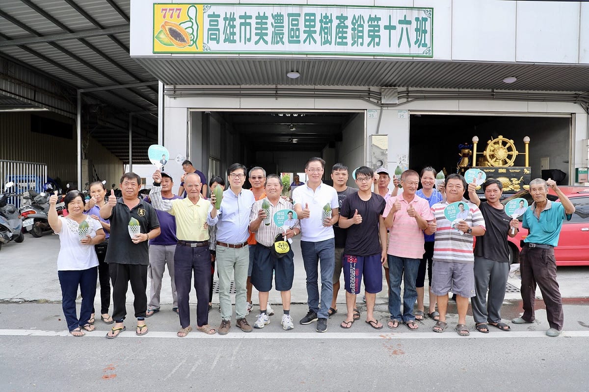陳其邁今（2）日參觀美濃區農會的果樹產銷班。 圖/陳其邁選辦