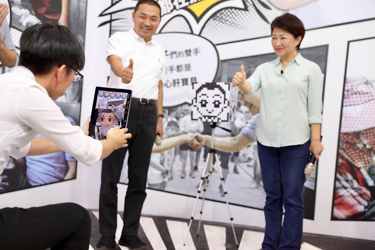 國民黨台中市長候選人盧秀燕赴侯友宜市民總部「走旺」 與首度亮相「侯小宜」共舞互動。 圖：侯友宜競選總部／提供