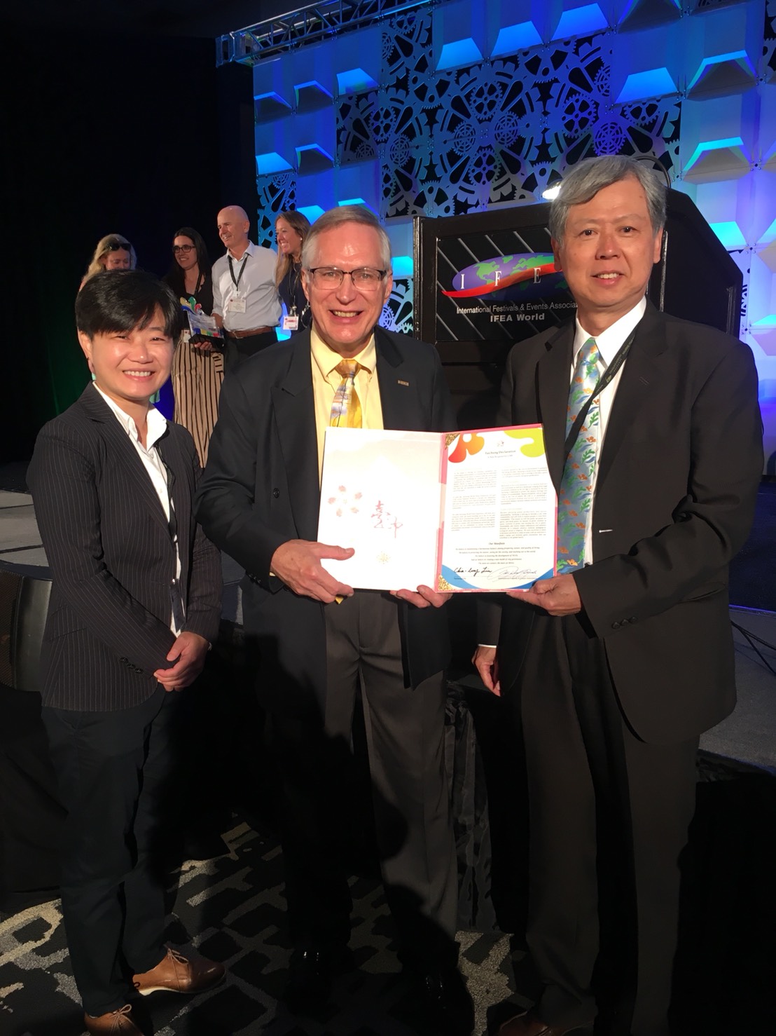 台中市邀請Schmader主席來台參觀2018臺中世界花卉博覽會，Schmader主席當場代表IFEA簽署臺中。 圖：台中市政府文化局／提供