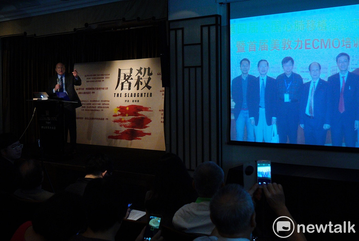 葛特曼今日出示，柯文哲2008年赴中國參加一場葉克膜研討會「第四屆全國心肺移植高級研討會暨首屆ECMO培訓班」，與中國醫師的合影。 圖 : 張良一攝/資料畫面