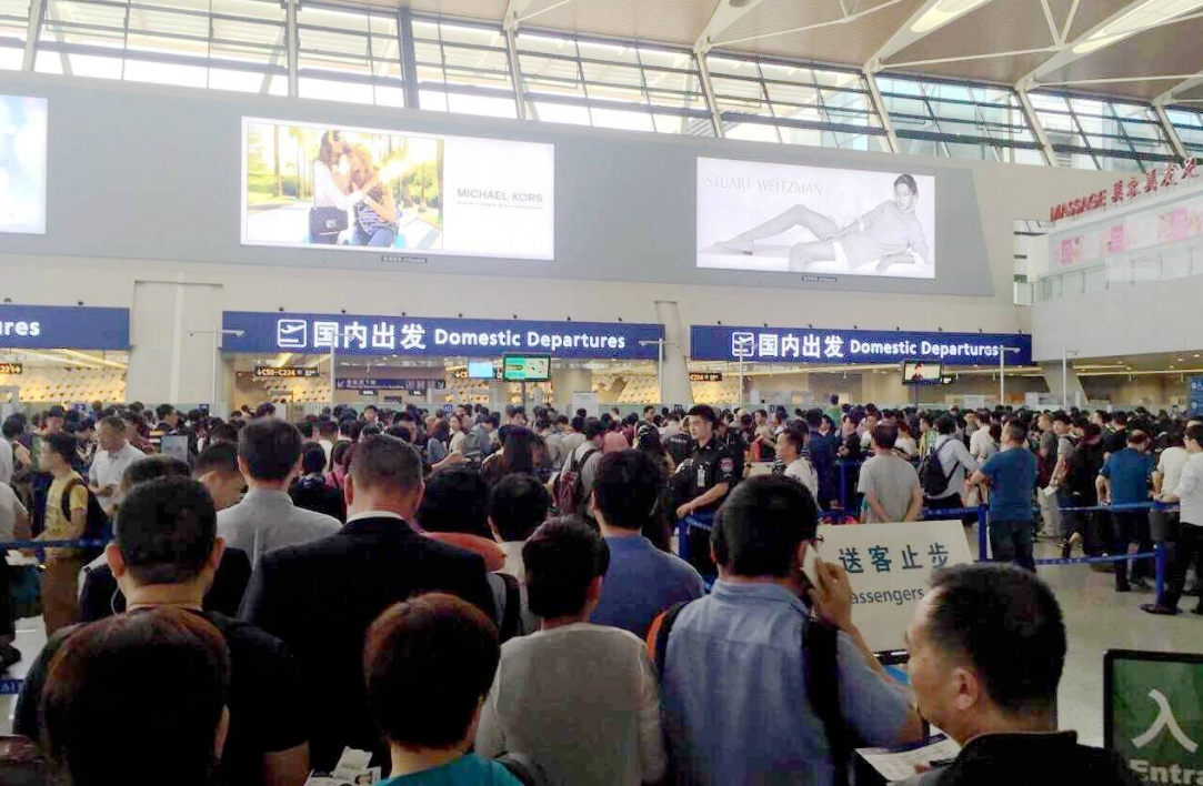 中國國慶十一長假，許多中國人趁此出國旅遊。雖然日本關西機場受颱風重創，但仍被大批中客擠爆。圖為示意圖。 圖：翻攝搜狐網