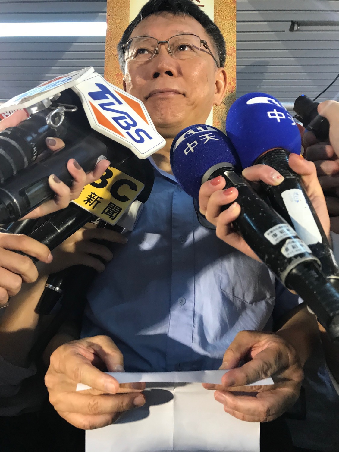 台北市長柯文哲手持聲明稿。 圖 : 周煊惠 / 攝
