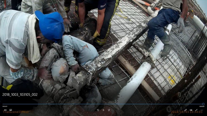 屏東市一處工地，有2名民眾疑似被灌漿機械臂壓傷。消防隊接或通報立即前往搶救。 圖：翻攝自網路